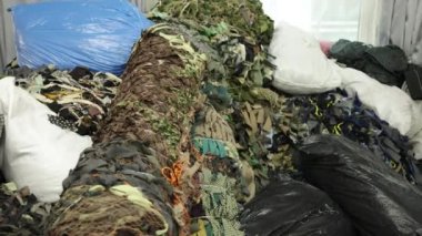 Kamuflajsız ağ deseni. Haki yeşili kamuflaj. Askeri arkaplan boşlukları
