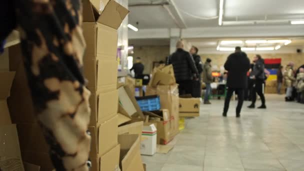 Centrum logistyczne wysyłające ładunek w celu wsparcia ukraińskich żołnierzy w wojnie rosyjskiej — Wideo stockowe