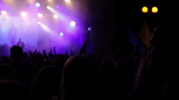 Multitud concierto festival de música de verano. Rendimiento de la multitud silueta frontal de brillante — Vídeo de stock