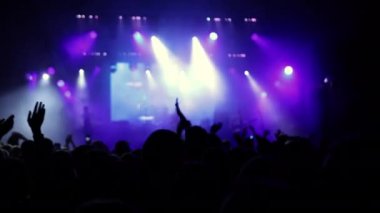 Kalabalık konser yaz müzik festivali. Performans kalabalığı silueti parlaklığın önünde