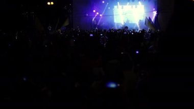 Konser yaz müzik festivalinde kalabalık. Performans kalabalığı silueti önünde