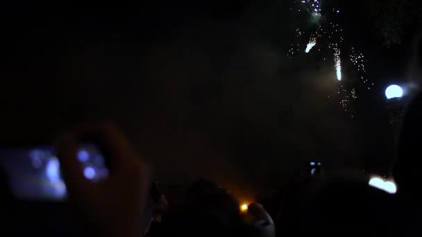Kręci wideo fajerwerki na smartfonie, ręka człowieka robi zdjęcie fajerwerków — Wideo stockowe