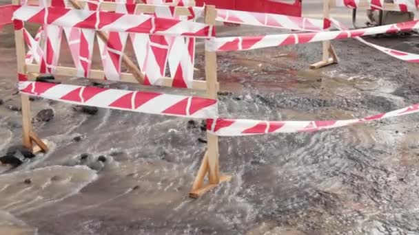 Vloed, waterdruppel, gebroken lekkende slangenpijp van industriële waterpomp. Lekken — Stockvideo