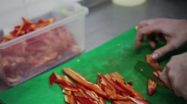 Erkek eli dolma biber keser. Vejetaryen yemeği pişirmek. Şef dilimlenmiş hazırlar.