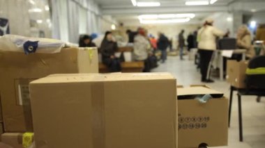 Ukrayna 'daki gönüllü merkezi. Bir sürü kutu, bulanık arkaplan. Lojistik Ofisi