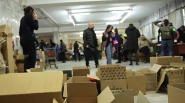Ukrayna 'daki gönüllü merkezi. Bir sürü kutu, bulanık arkaplan. Lojistik Ofisi