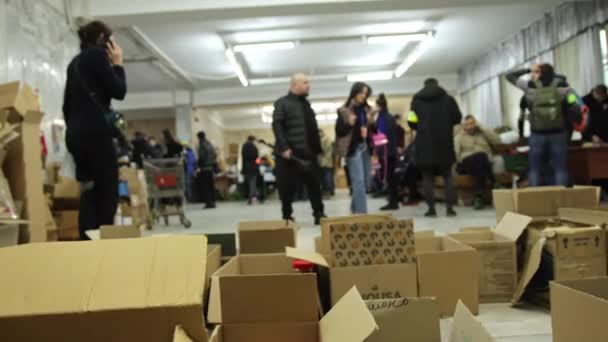 Centro de voluntariado na Ucrânia. Muitas caixas, fundo desfocado. Serviço de Logística — Vídeo de Stock