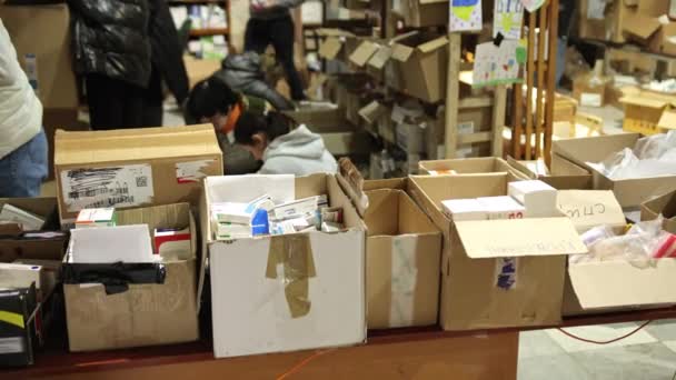 Primer plano. Grupo de voluntarios proporcionan bolsas de donación de medicamentos, cajas para los necesitados — Vídeo de stock