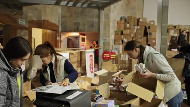 Grupp av volontärer ger medicindonation i påsar, lådor för behövande personer — Stockvideo