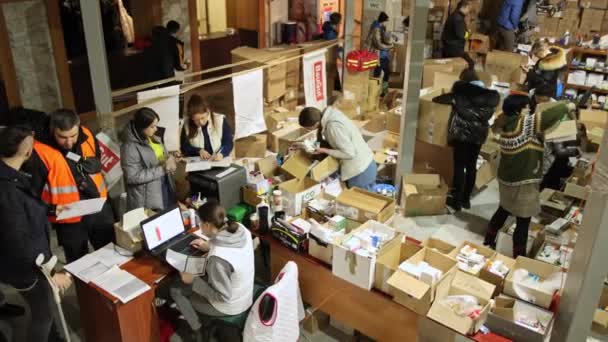 Grupo de voluntarios ofrecen donación de medicamentos en bolsas, cajas para personas necesitadas — Vídeo de stock