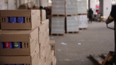 Dağıtım deposu. Ağır yük taşıma servisi. Becerikli adam hareket