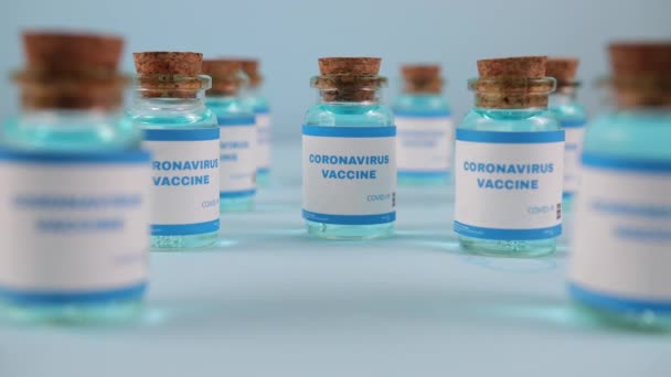 Pfizer biontech vaksin baru diisolasi dengan latar belakang biru. Covid-19, 2019-ncov — Stok Video