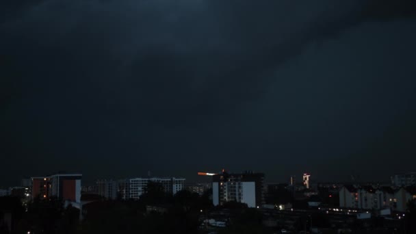 Orages, éclairs au-dessus de la ville. Flash frappe dans la nuit orageuse tombant — Video