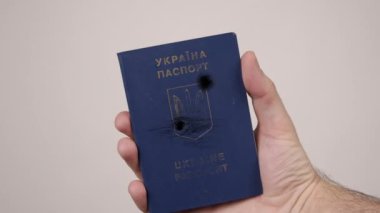 Ukrayna pasaportu mermilerle dolu. Rusya 'da savaş kavramı