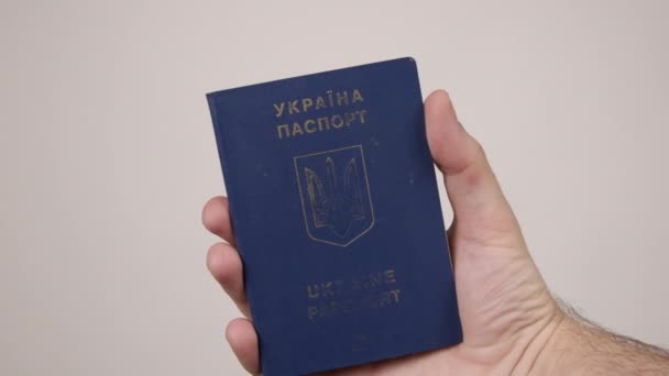 Голубой паспорт Украины мужской руки с документом. Концепция туризма — стоковое видео
