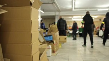 Ukrayna 'daki gönüllü merkezi. Bir sürü kutu, bulanık arkaplan. Lojistik Ofisi