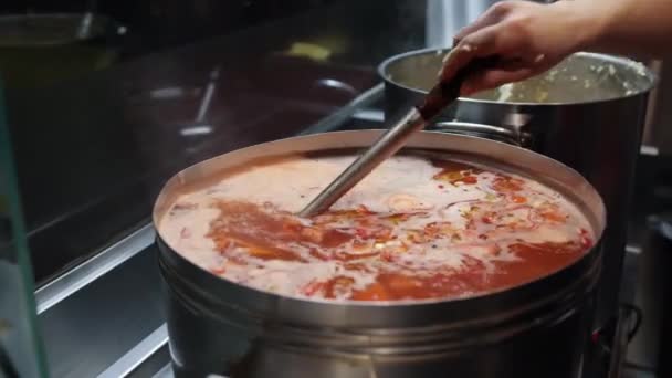 Male hand mixes borsch. Ukrainian traditional dish soup. Cook in large saucepan — Stock Video