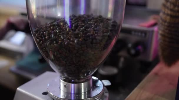 음료수 통에 있는 블랙 커피 원두. 맛있는 아라 비카 커피 산업. — 비디오