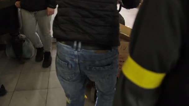 Manlig volontär levererar gods i vagn till logistikcenter för att hjälpa soldater — Stockvideo