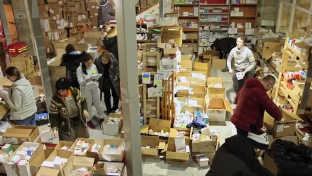 Ajuda médica, serviços voluntários. As pessoas doam produtos, medicamentos. — Vídeo de Stock