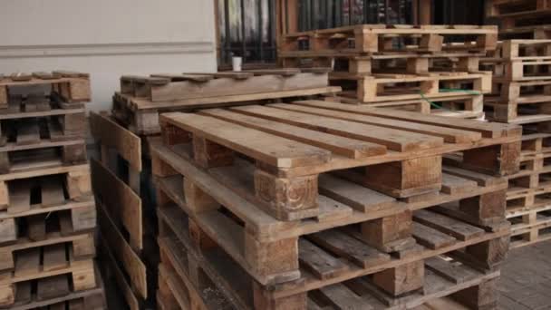 Frontale pallet in legno, vista angolare. Vassoi in legno per carico, trasporto — Video Stock