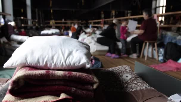 Ehrenamtliche Arbeit im Lager für humanitäre Hilfe. Hinterstädtisches Leben im Krieg Russisch — Stockvideo