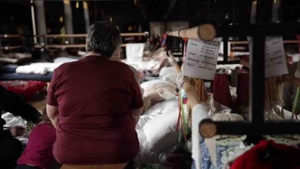 Colchões, travesseiros, cobertores estão esperando por refugiados, habitação temporária — Vídeo de Stock