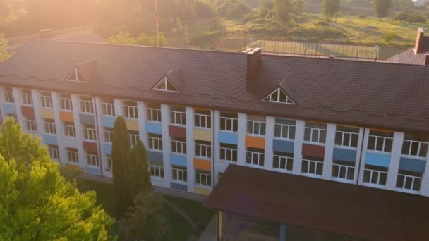 School with green lawn. Public school building. Exterior of the building with playground. — Stock Video