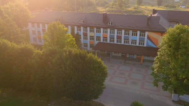 Patio de la escuela con vegetación y un campo de deportes para el baloncesto y los deportes. — Vídeos de Stock