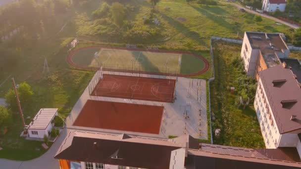 Двор школы с зеленью и спортивной площадкой для баскетбола и спорта. — стоковое видео