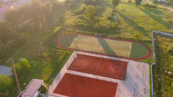 Okul binası ve okul bahçesi sabah. Basketbol sahası ağacı. Oyun alanı — Stok video