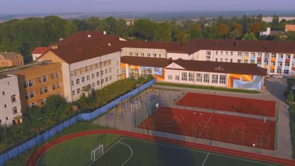 학교 건물의 외부와 놀이터. 공원의 지상. 학교와 운동장 의경 치. — 비디오