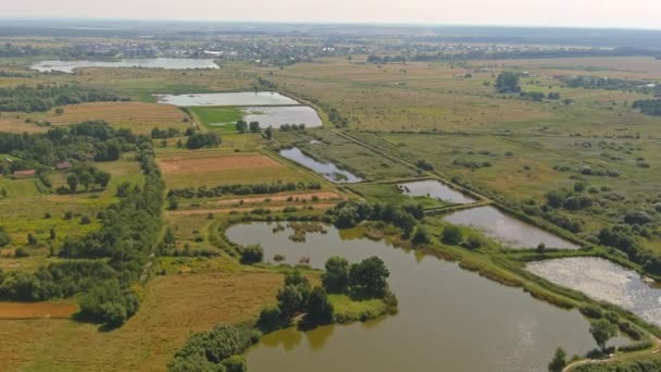 Piękne krajobrazy stawu na wakacjach strzał fotografii lotniczej. Wiele jezior z lotu ptaka. — Wideo stockowe