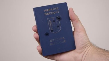 Ukrayna pasaportunda delikler var. Ülkenin işgali kavramı, savaş