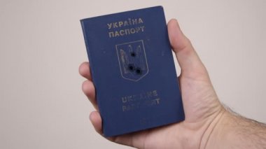 Ukrayna pasaportu mermilerle dolu. Rusya 'da savaş kavramı