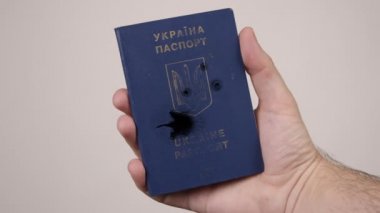 Ukrayna pasaportu mermilerle dolu. Rusya 'da savaş kavramı