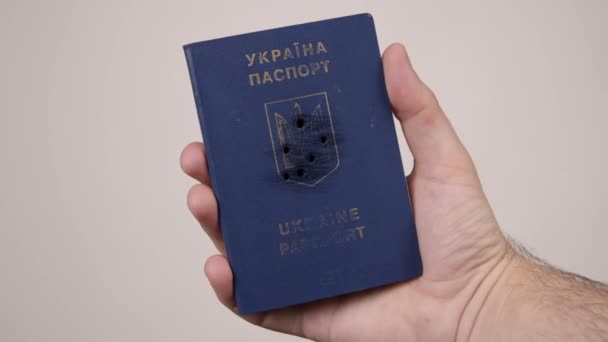 Gaten in het schot Oekraïense paspoort. Concept van bezetting van het land, oorlog — Stockvideo