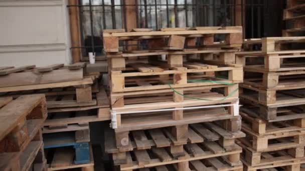 Freight delivery. Shipment. Delivery service. Pallet for packing boxes waiting — Stock Video