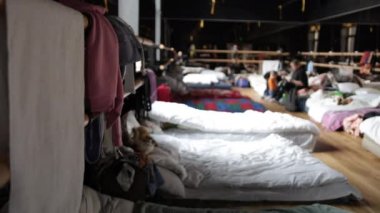 Mültecilerin yatak odası. Mülteciler savaşın bitmesini bekliyor.