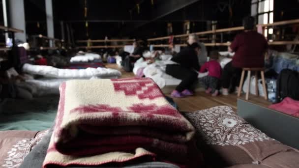 Vluchtelingen slaapkamer. Vluchtelingen wachten op het einde van de oorlog. — Stockvideo