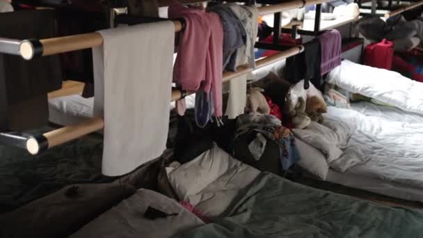 Спальня біженців. Біженці чекають завершення війни — стокове відео