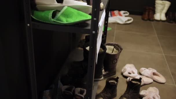 Zapatos de refugiados. Zapatos para refugiados de guerra. Cosas en los estantes gente que huyó de la guerra. — Vídeo de stock