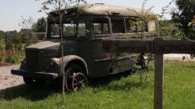 Kırsal yolda eski bir minibüs. Eski usul eski usul otobüs. Mahvolmuş okul otobüsü. Eski, eski, kirli minibüs