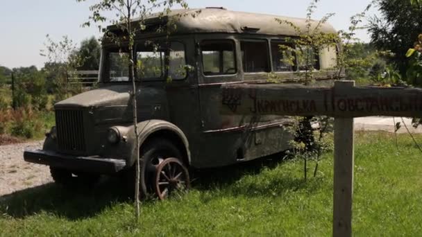 Furgoneta vintage en camino rural. Antiguo estilo retro autobús vintage. Autobús escolar arruinado. Vieja camioneta sucia retro con — Vídeo de stock