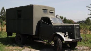 Askeri Rus yeşil askeri aracı. Rusya silah fuarı. Askeri teçhizatın gösterimi.