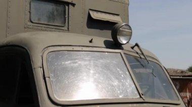 Rus askeri parkı. Rus silahlı kamyonu. Eski askeri teçhizatın detayları ve parçaları. Eski kamyonet