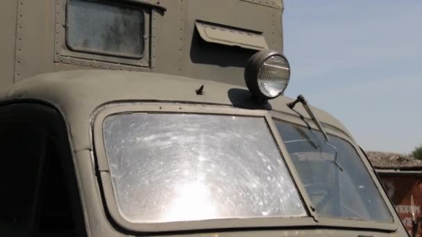 Orosz katonai park. Orosz fegyveres teherautó. A régi katonai felszerelés részletei és részei. Régi teherautó — Stock videók