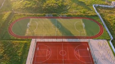 Okul binası ve okul bahçesi sabah. Basketbol sahası ağacı. Oyun alanı
