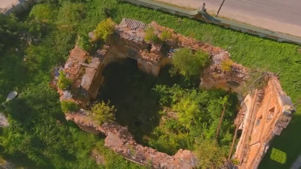Die Ruinen historischer Wahrzeichen. Eine verlassene Kirche verfällt und zerfällt in der Ebene. Schiffswrack — Stockvideo