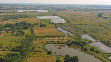 Yeşil su. Temizlenmesi gereken pis bir gölet. Kuş bakışı bir sürü göl. Hava fotoğrafçılığı